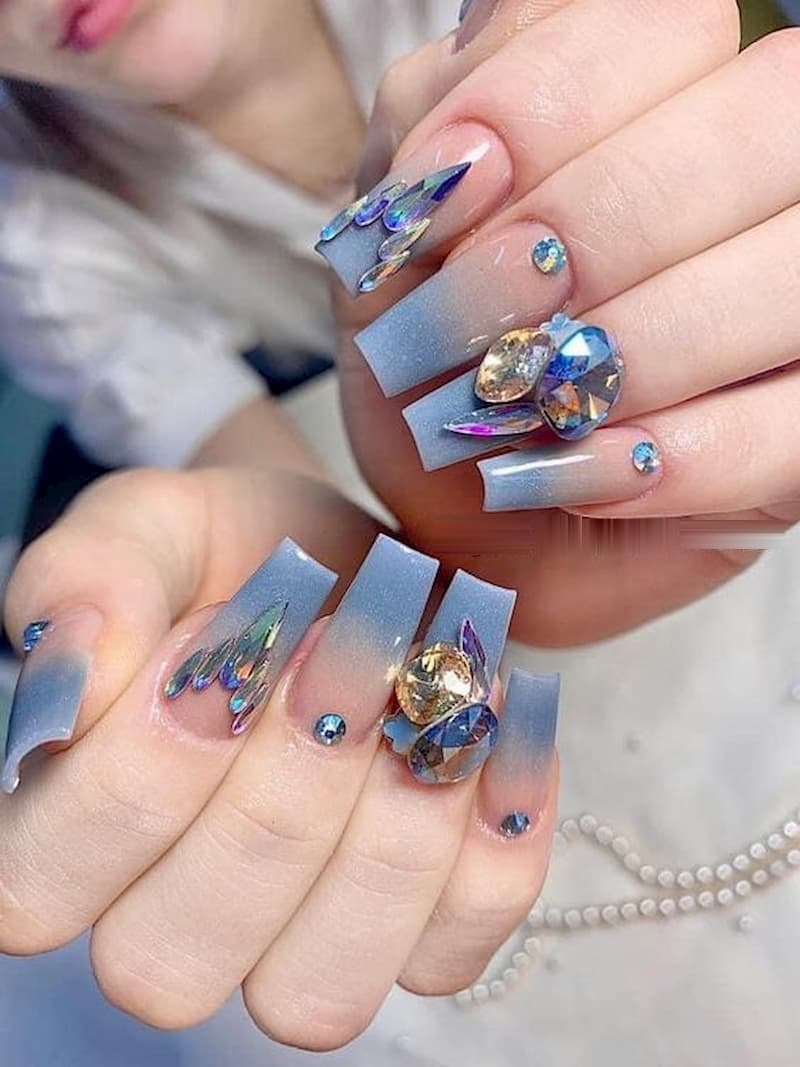 Mẫu nail màu xanh dương đẹp và sang trọng