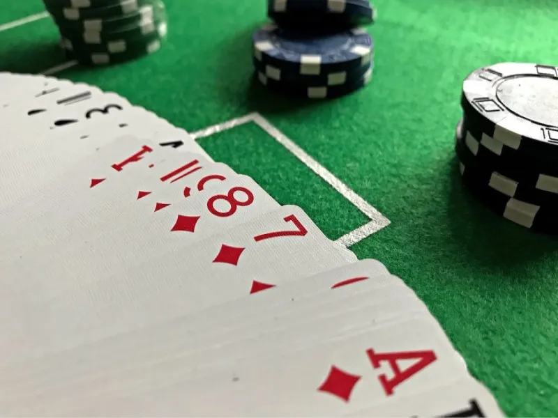 Hướng dẫn cách chia bài poker chuyên nghiệp như các chuyên gia