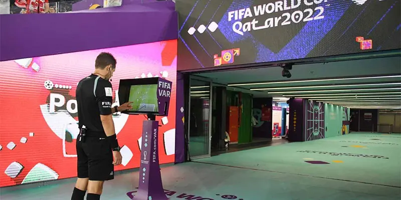 VAR là gì? Công nghệ đang thay đổi bóng đá hiện đại và tương lai.
