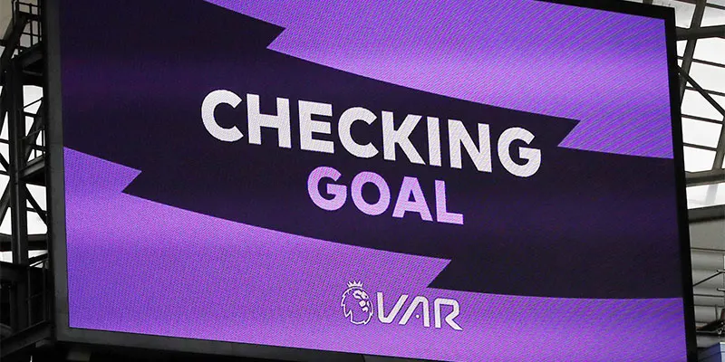 VAR là gì? Công nghệ đang thay đổi bóng đá hiện đại và tương lai.