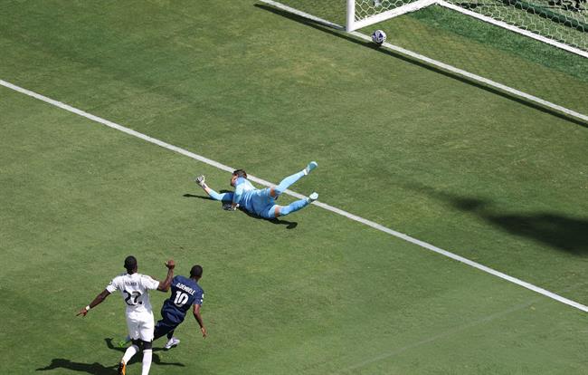 Phát bóng ra ngoài biên sau tiếng còi khai cuộc: Một xu hướng, nh