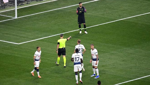 Vì sao trọng tài không xem VAR trước khi thổi penalty cho Liverpool?