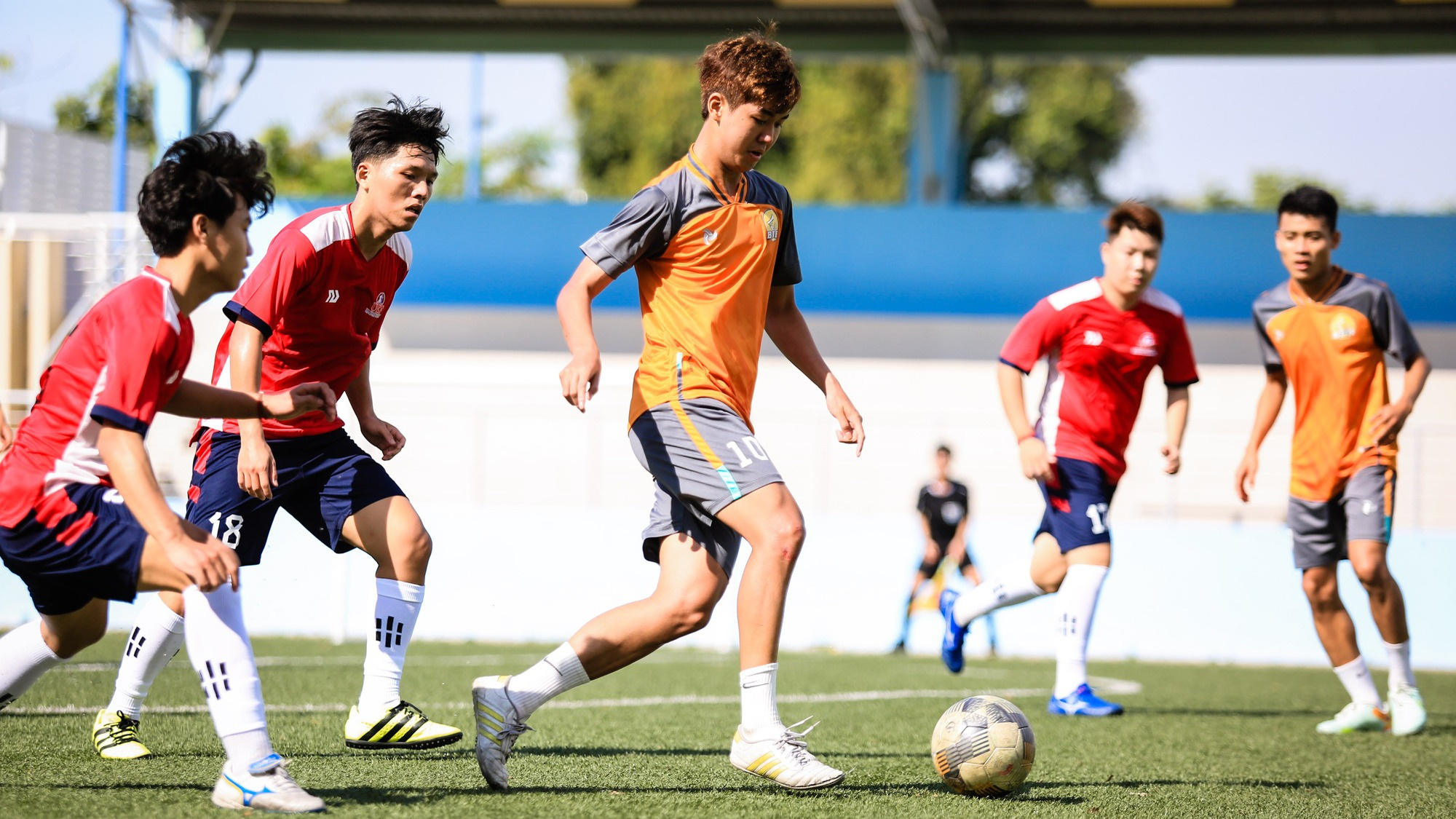 Kỹ Thuật Chuyền Ngắn Trong Bóng Đá: Nền Tảng Của Mọi Đường Bóng